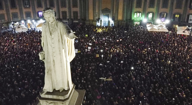 «Napule è», «Bella Ciao» e pernacchia: piazza Dante invasa da migliaia di sardine
