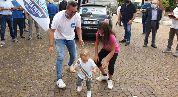 Marco Della Pietra, con la figlia e la compagna, confermato sindaco a Spresiano