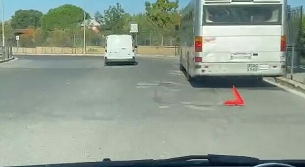 Roma, doppietta dell'Atac: due autobus rotti a pochi metri di distanza - IL VIDEO