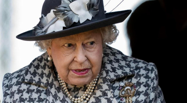 Regina Elisabetta, avvistata in piedi da sola durante un'udienza in presenza a Windsor: come sta