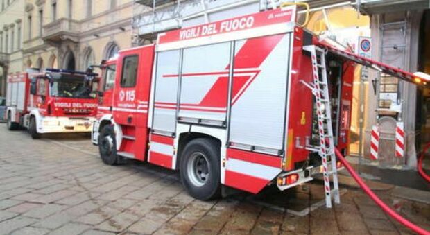 Esplosione in un negozio in centro a Milano, le fiamme devastano un'agenzia: due feriti, uno è grave