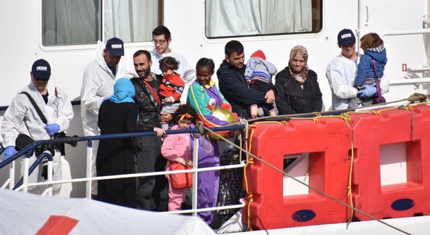 Nave italiana nel Mediterraneo: «Salveremo migranti». Salvini: «Non arriverà qui»