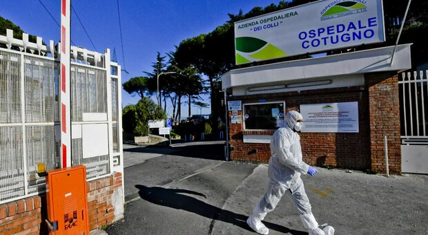 Covid in Campania, posti letto sulla linea di rischio: De Luca convoca i manager Asl