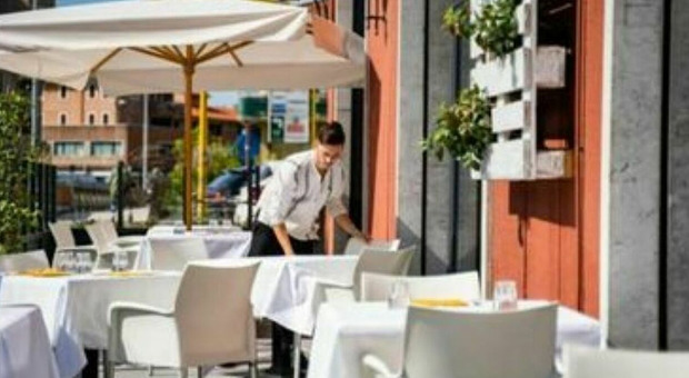 Ruba le mance ai camerieri, ristoratore condannato a pagare 157 mila euro al personale