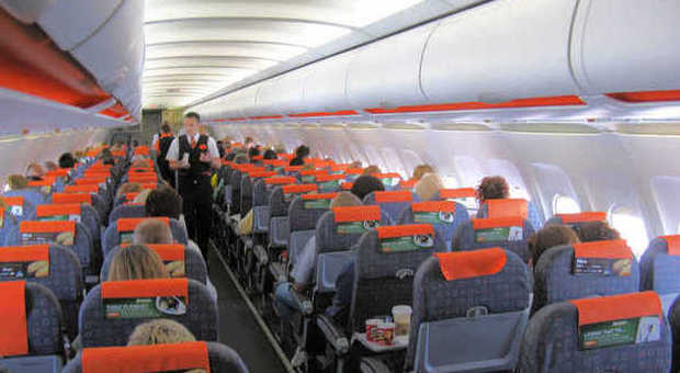 Fiumicino, manca la scaletta: passeggeri bloccati sull'aereo Easyjet