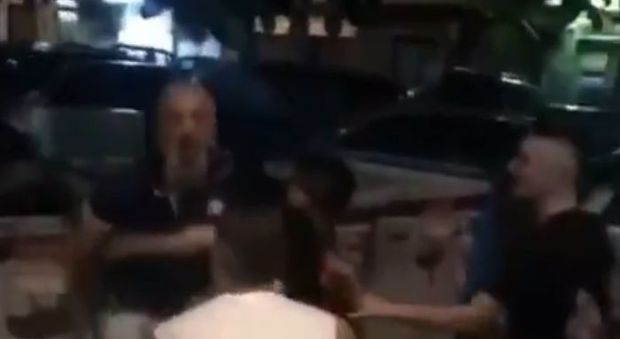 Napoli, baby gang violenta getta anziano nel cassonetto Video
