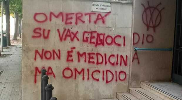 "Medici assassini", doppio blitz dei no vax: muri imbrattati a Lecce e manifesto a Taranto
