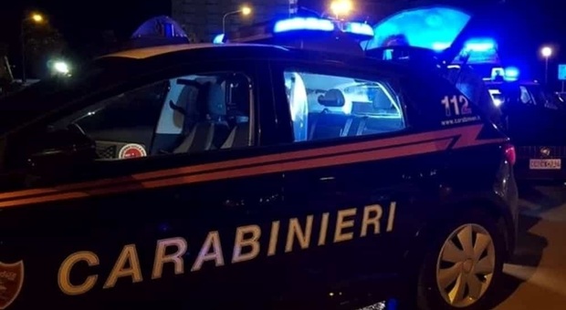 Alessandria, auto fuori strada vicino al passaggio a livello: 3 morti (il più giovane aveva 15 anni) e 4 feriti. Danni alla linea ferroviaria