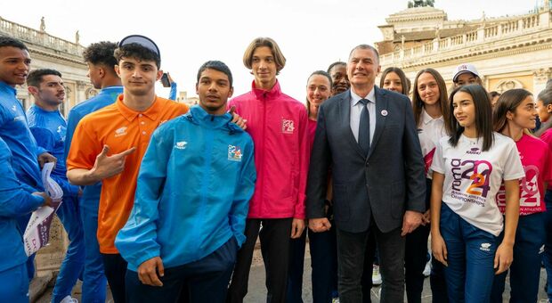 Un gruppo di Volontari di Roma 2024 con il presidente di European Athletics Dobromir Karamarinov Credit foto: Ufficio stampa Roma 2024