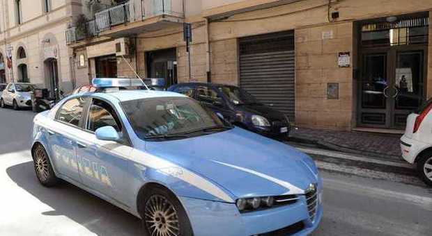 Giro di vite della polizia davanti alla stazione di Salerno: due denunce