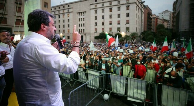 Salvini a Napoli tra sostenitori e centri sociali in protesta: «Non vi meritate De Luca e de Magistris»