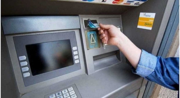 Ruba bancomat e preleva settemila euro in due settimane: ora rischia il processo