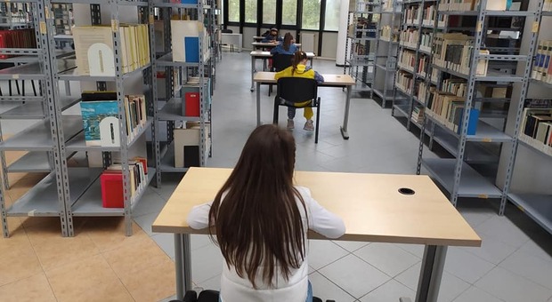 Biblioteche Napoli, nuovi libri ma orari dimezzati: «Sos operatori e wi-fi»