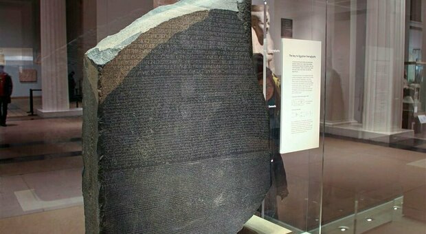 Stele di Rosetta, appello di 2500 archeologi al British Museum: «Restituitela all'Egitto»