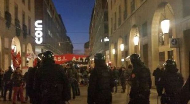 Renzi contestato a Parma, tafferugli ​tra la polizia e i centri sociali