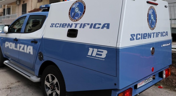 Auto della polizia scientifica