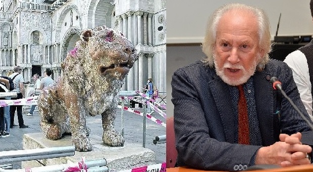 Il leoncino vandalizzato dagli studenti e il direttore dell'Accademia di Belle arti, Giuseppe La Bruna