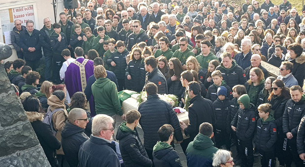 La folla oggi ai funerali di LIsa Collazuol