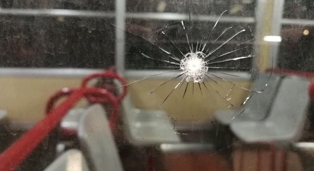 Circumvesuviana, raid contro il treno in corsa: distrutto finestrino