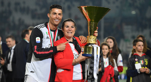 La mamma di Ronaldo choc: «Senza mafia più Palloni d'oro»