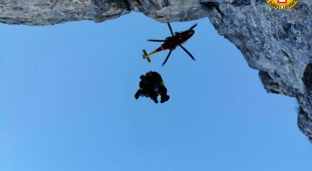 Giovane alpinista romano precipita per 10 metri: intervento mozzafiato dell'elicottero sulla parete rocciosa