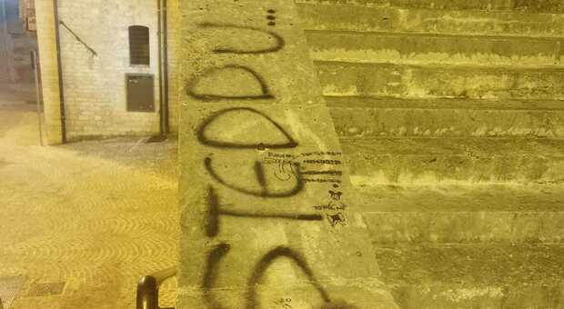 Sfregio al Palazzo del Podestà: nei guai il vandalo 18enne tradito dalla scritta in dialetto