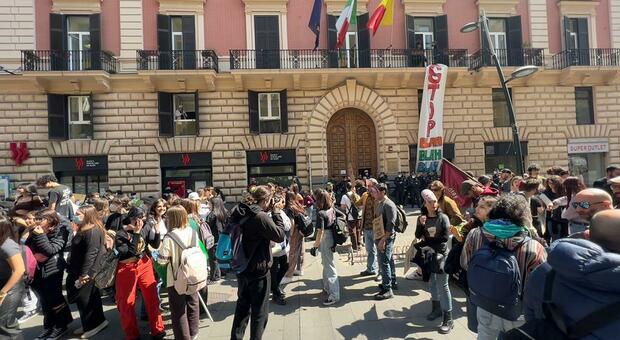 Fridays for future Napoli, i manifestanti occupano una sala del palazzo del Consiglio comunale