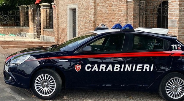 Padova, Mamma 39enne picchia le figlie con scopa e bilanciere: la più grande chiama i carabinieri