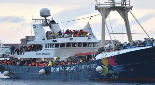 Migranti, giro di vite sulle Ong: ipotesi sequestro navi straniere