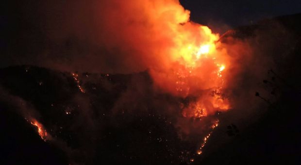 Escalation di fuoco senza fine, riprende a bruciare Monte Gemma Fiamme anche a Campocatino