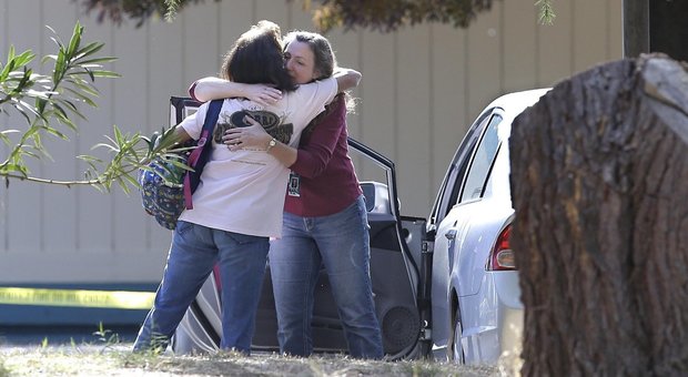 California, strage in una scuola, almeno 5 morti e numerosi feriti tra cui bambini: ucciso l'attentatore