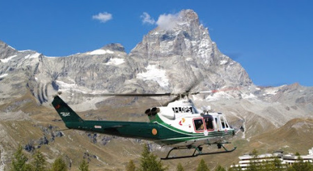 Frana sul Cervino, trenta alpinisti bloccati a quota 3.800 metri: in azione gli elicotteri