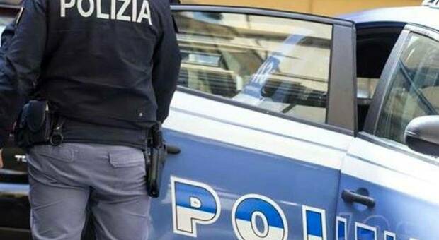Blitz della polizia locale di Rimini e della squadra mobile in un residence di Viserva, il marchigiano era lì