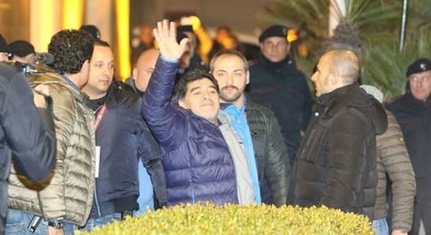 Maradona, tifosi in delirio a Napoli «Felice di essere tornato a casa»