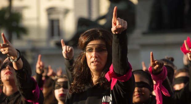 Sanremo, il flash mob contro la violenza sulle donne davanti all'Ariston