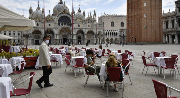 Il Caffè Quadri riapre e dà le misure: coperti dimezzati a San Marco
