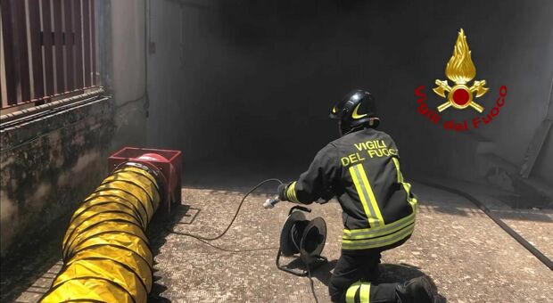 Fiamme nel garage, paura a Cavallino: incendio domato dai vigili del fuoco