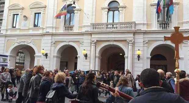 Rieti, le comunità neocatecumenali in piazza due incontri sul tema «Chi è Dio per te?» Vedi le foto in piazza del Comune