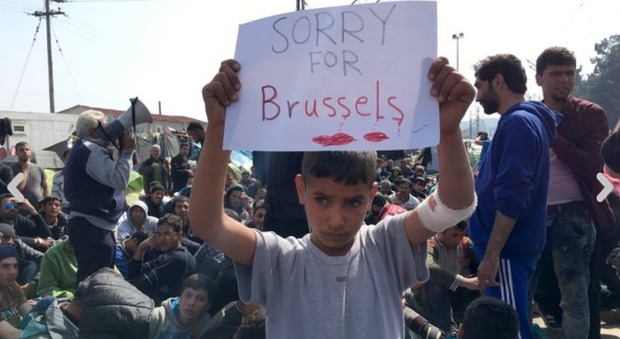 «Sorry for Bruxelles»: il messaggio di solidarietà arriva dalle mani del piccolo profugo a Idomeni