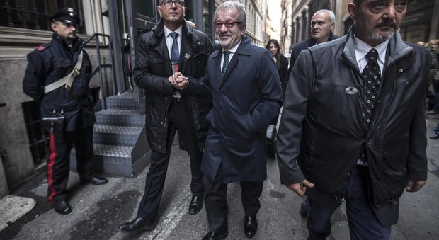 Roberto Maroni lascia Palazzo San Macuto dopo l'audizione in commissione