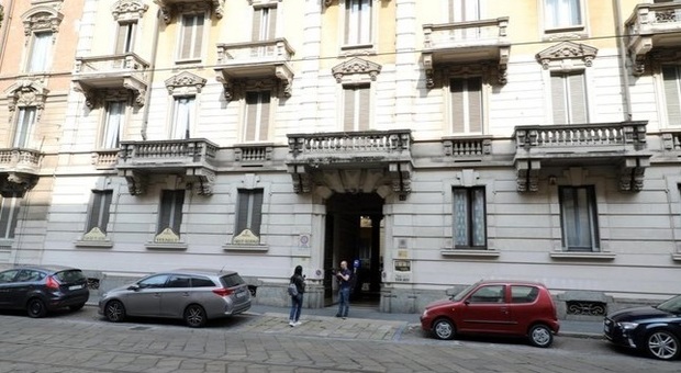 Milano, due morti e tre feriti, tra cui una studentessa inglese. Arrestati due nordafricani. Uomo accoltellato alla mano in serata