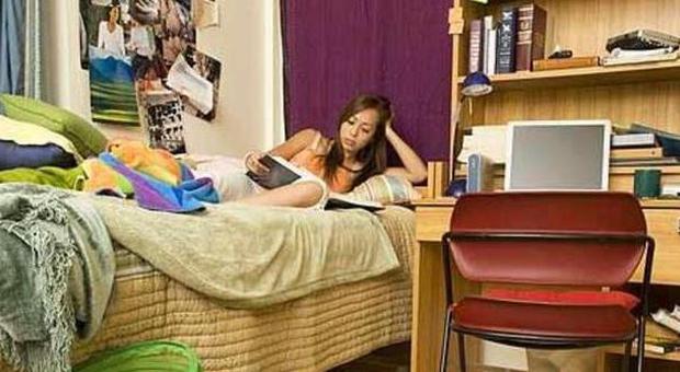 Una studentessa nella sua camera