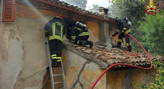 Incendio in una casa colonica a Montemarciano, necessarie tre autobotti dei vigili del fuoco