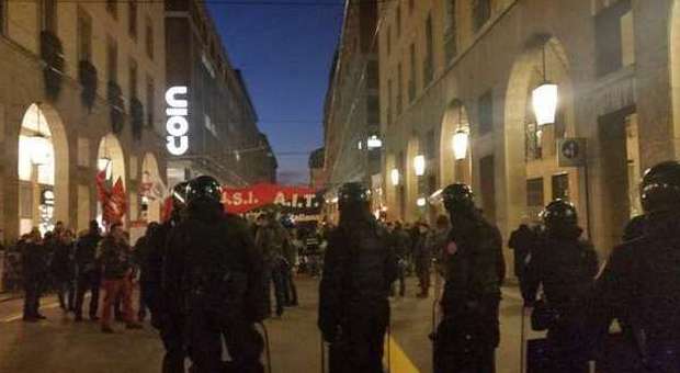 Parma, contestazioni e tafferugli in piazza tra polizia e centri sociali prima dell'arrivo di Renzi