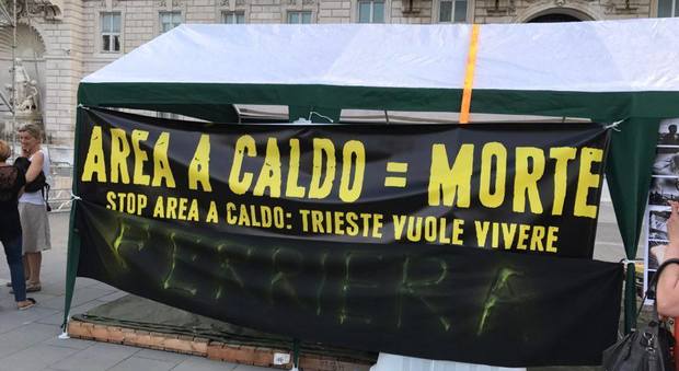 Presidio permanente anti-Ferriera in piazza: «Di area a caldo si muore»