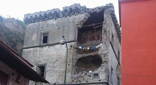 Crollo Torre dei Franchi, sgombero per cinque palazzine a Napoli