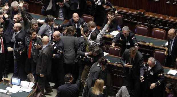 I grillini occupano Montecitorio tra insulti, denunce e impeachment