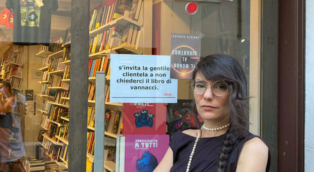 Vannacci, il cartello appeso alla libreria: «Non chiedeteci il suo libro, non lo vendiamo». Ecco il motivo