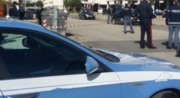 Taranto, sparatoria tra i passanti, due feriti: morto un pregiudicato di 32 anni