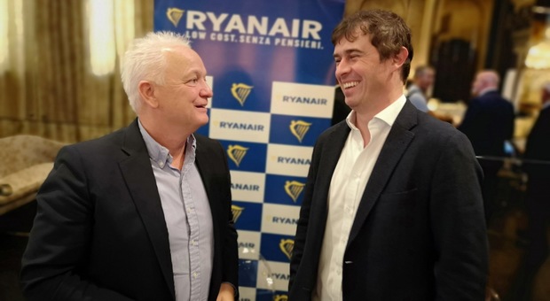 Il capo del personale Ryanair Eddie Wilson (a sinistra) con il direttore dello sviluppo rotte Niall O'Connor